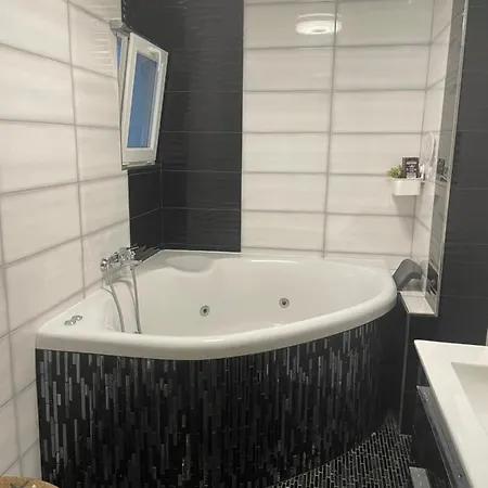 Com Jacuzzi Apartman